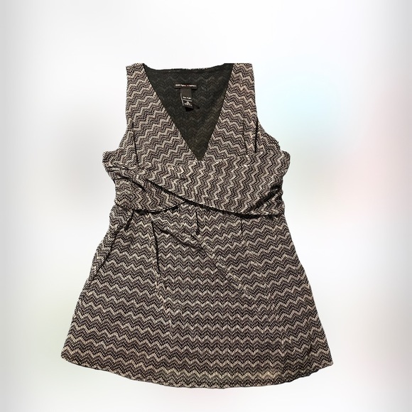 New York & Company Tops - New York And Co Sleeveless Zig Zag Pattern Black White Stretch Top Size M.